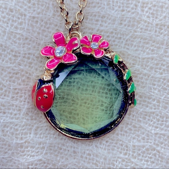 ❤️Seller’s Pick❤️ Green Resin Enamel Flowers Beetle Leaves Pendant Necklace - Picture 3 of 10